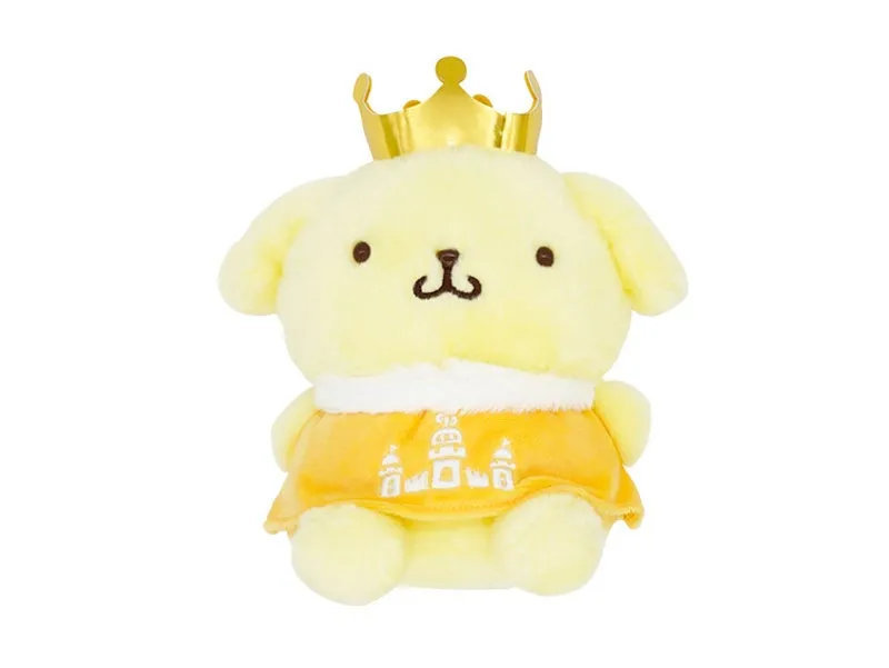 黄色いポムポムプリンのぬいぐるみ。金色の王冠をかぶり、オレンジ色の服を着ている。
