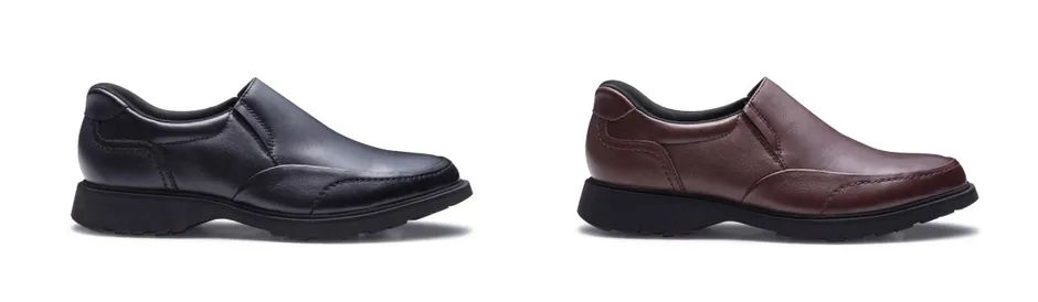 黒と茶色の革のローファーのペアが白い背景に表示されています。