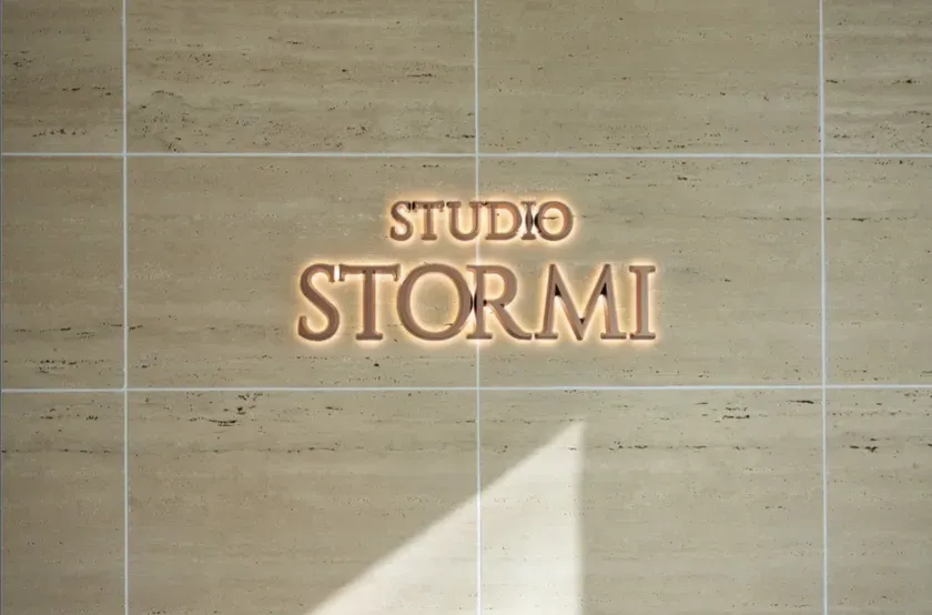 STUDIO STORMI ロゴ
