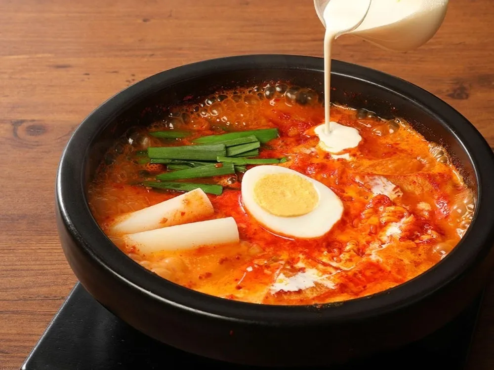 ロゼラッポギにクリームを注ぐ様子