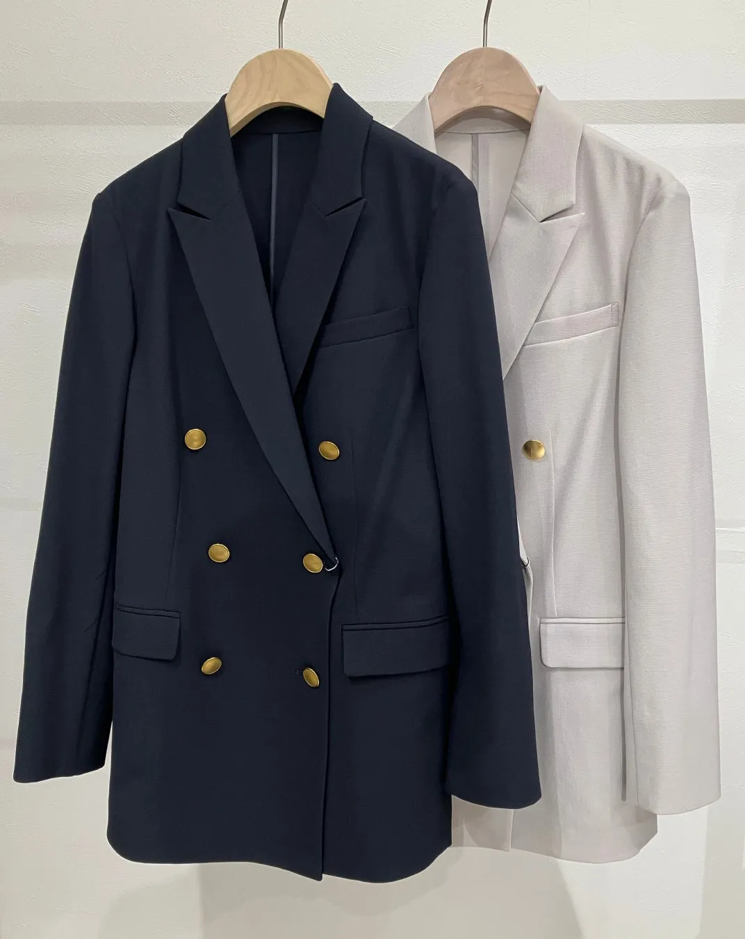 ネイビーとグレージュのダブルブレストジャケット