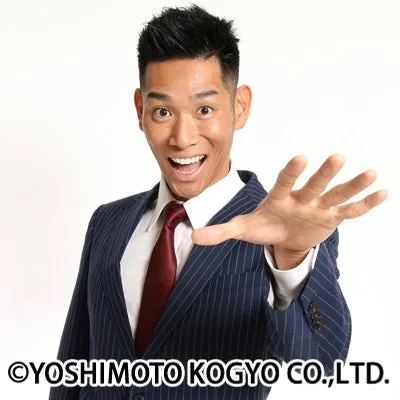 スーツを着た男性が手を差し伸べている写真。笑顔で親しみやすい印象。