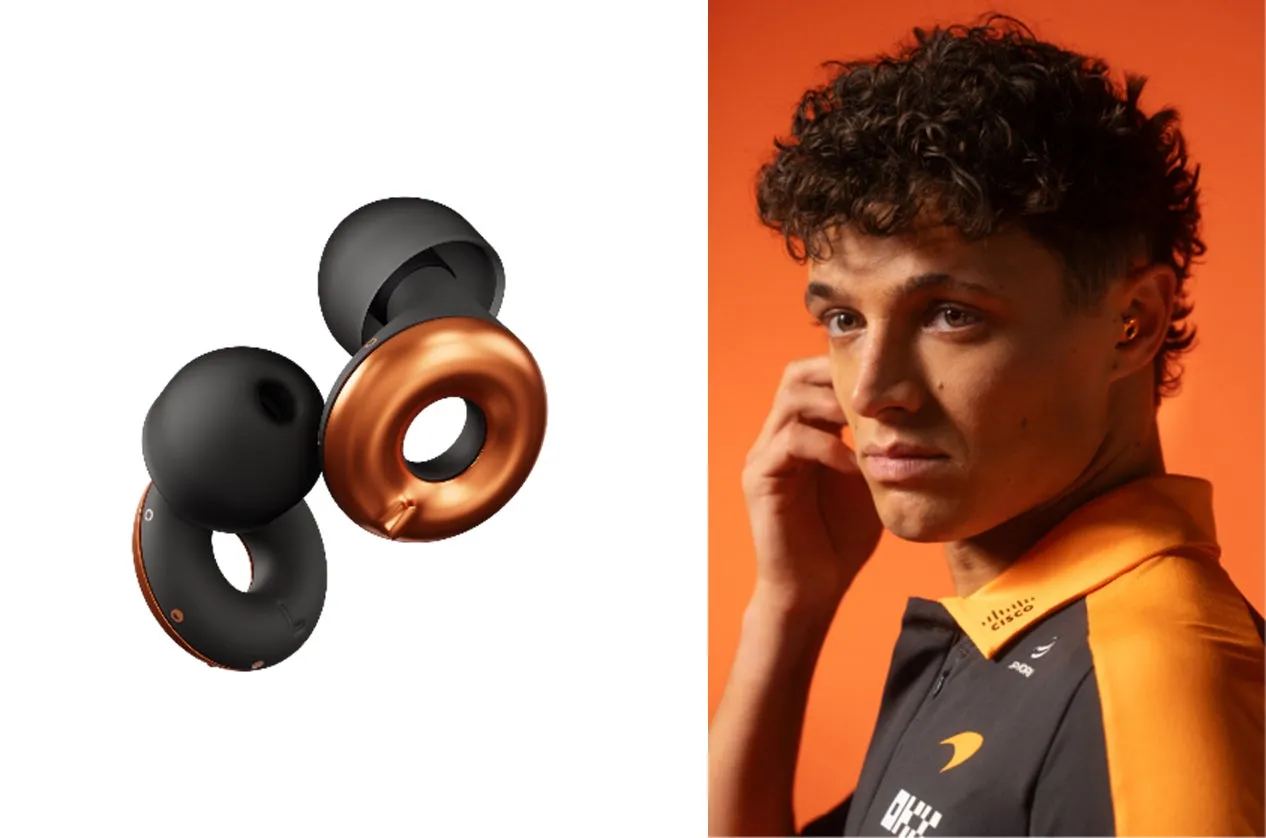 イヤホンと、マクラーレンのレーシングスーツを着た男性のポートレートの画像です。