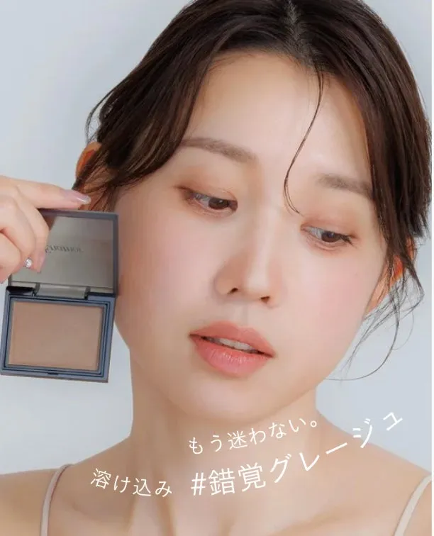 女性が化粧品を持っている写真