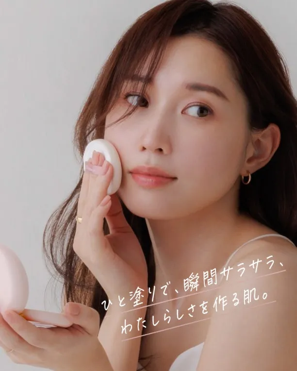 女性がパウダーファンデーションを塗っている様子