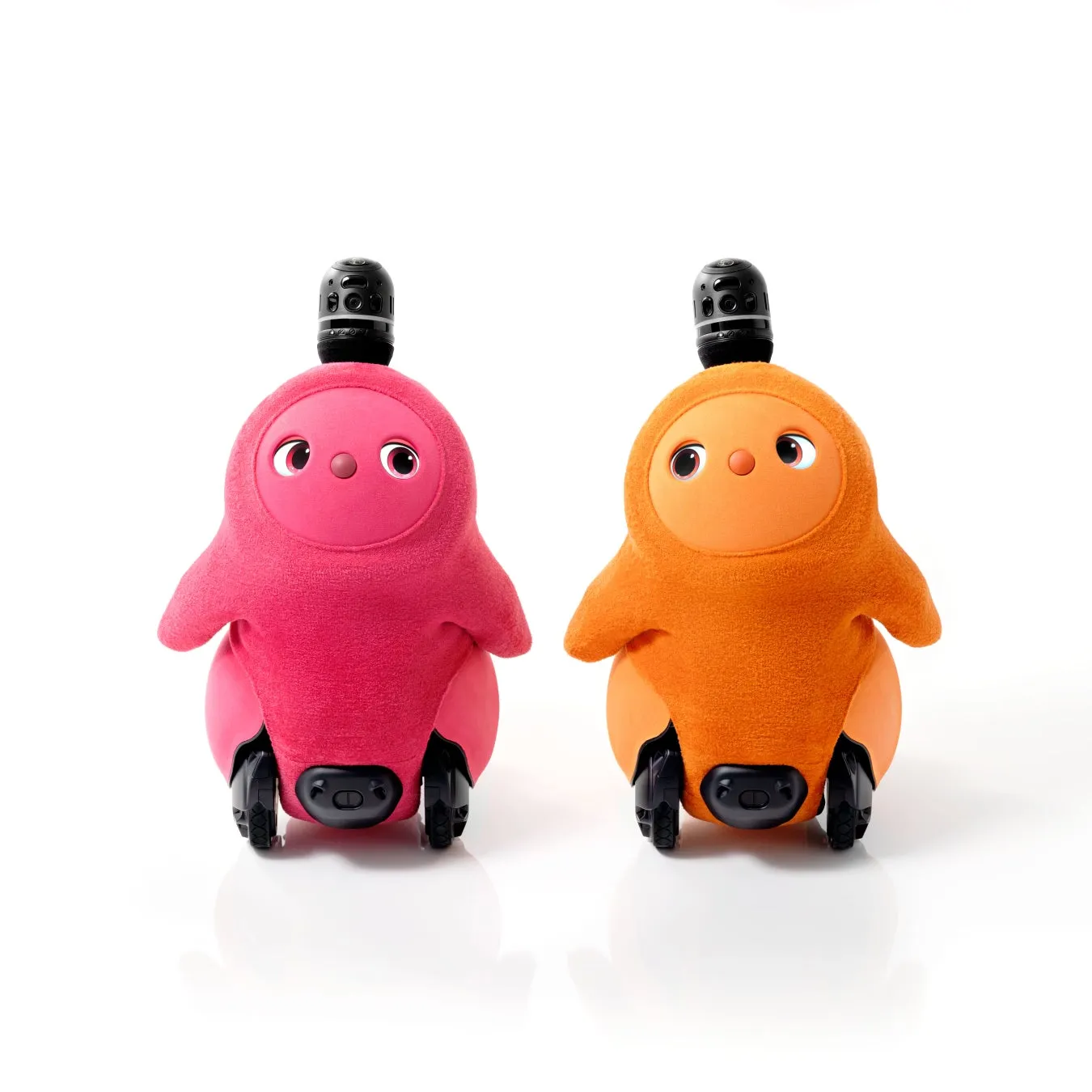 ピンクとオレンジのLOVOTが愛おしそうに並んでいる様子