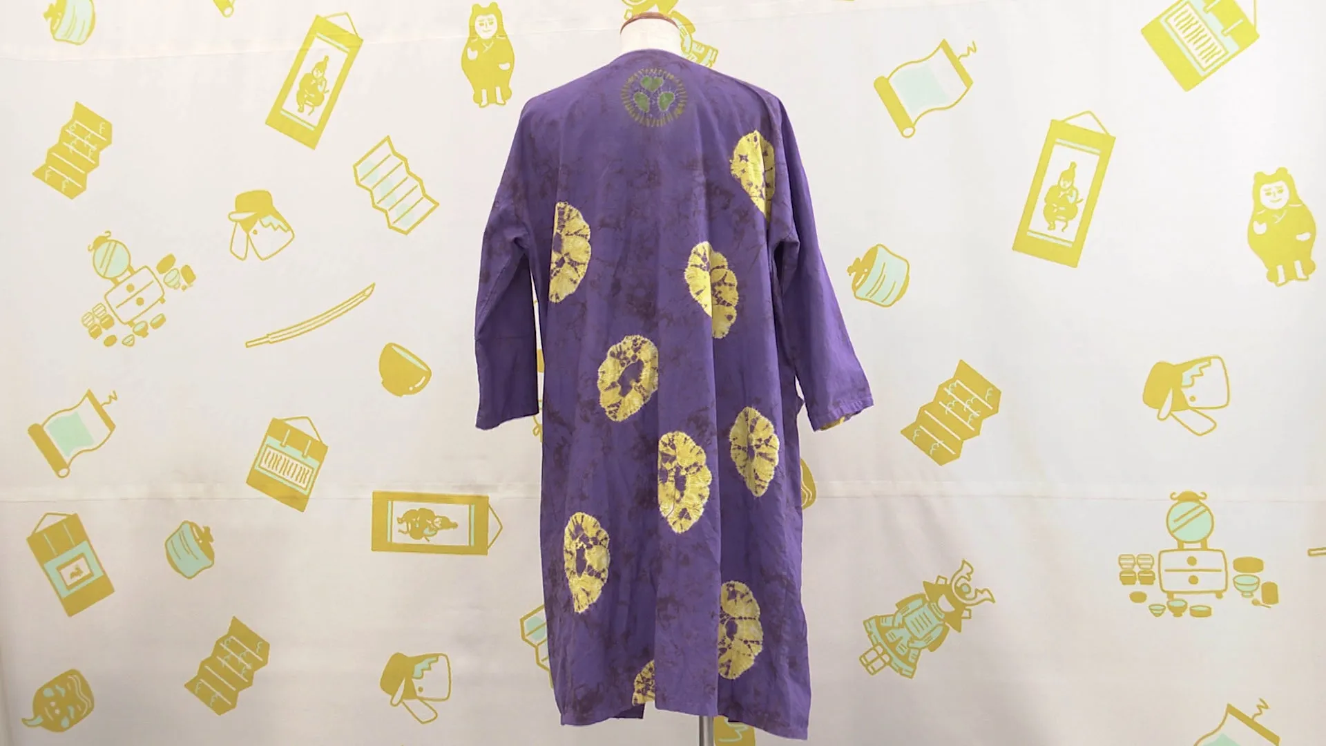 紫色の着物のような衣服