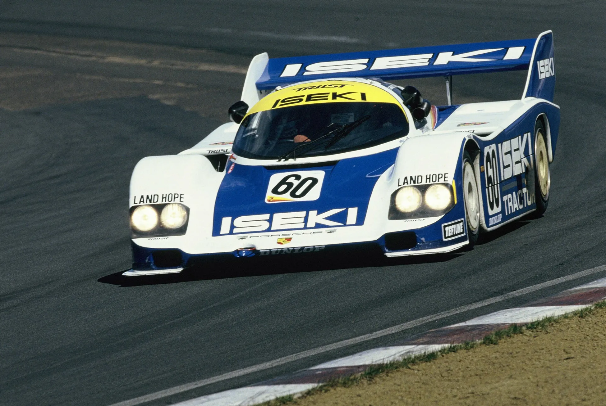 レース中の白と青のレーシングカーの画像。車の前面には「60」の数字が大きく表示され、さまざまなロゴが散りばめられている。