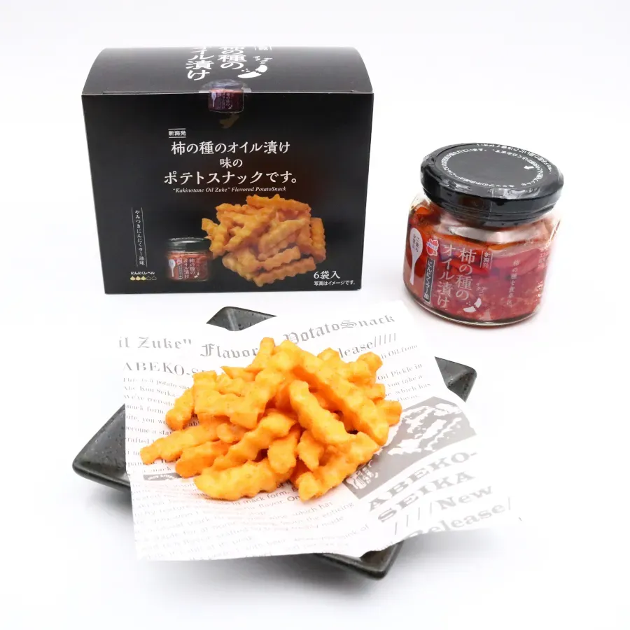 柿の種のオイル漬け味のポテトスナックと、オイル漬け柿の種、それらを載せたお皿