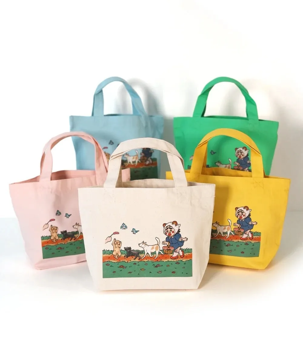 5色のトートバッグの画像。それぞれのバッグには、犬と子供が描かれたイラストがプリントされている。