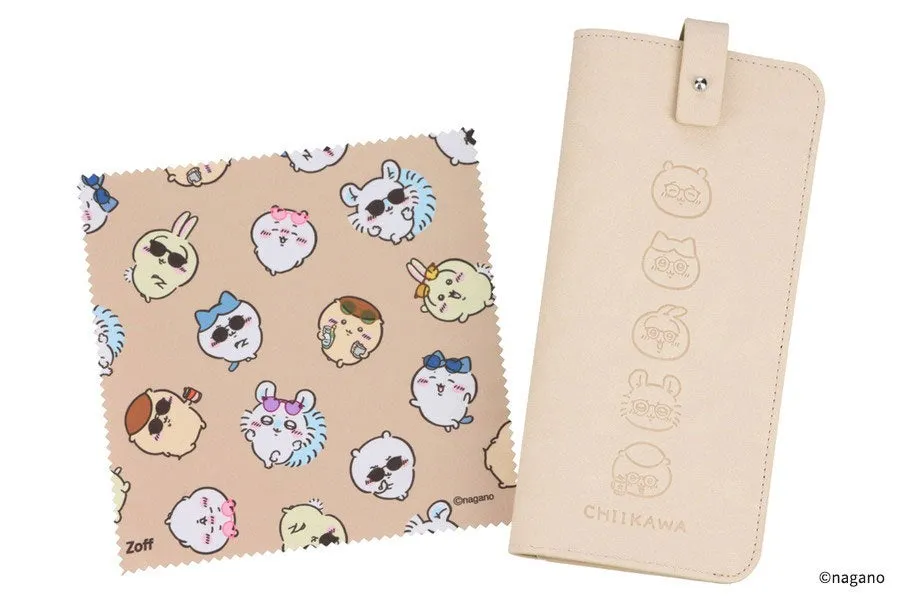 眼鏡拭きと眼鏡ケースの画像。眼鏡拭きには様々なキャラクターが描かれており、眼鏡ケースにはCHIIKAWAのロゴとキャラクターが描かれている。