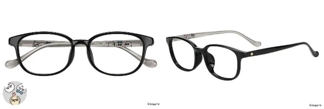 黒縁のメガネが2つ並んだ画像。テンプル部分にはキャラクターのイラストが描かれている。