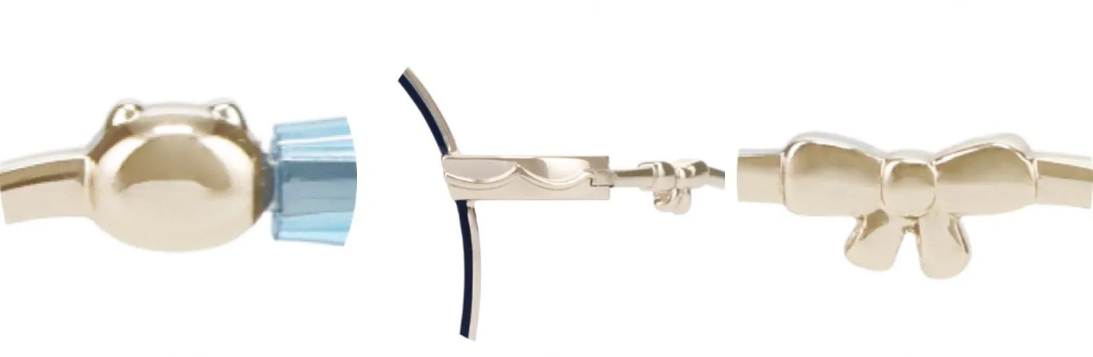 金の装飾品が3つ並んだ画像。左はカエルの顔のような形をしており、その先に青いガラスのような装飾が施されている。中央は曲線的なデザインで、黒い部分がある。右はリボンのような形をしている。