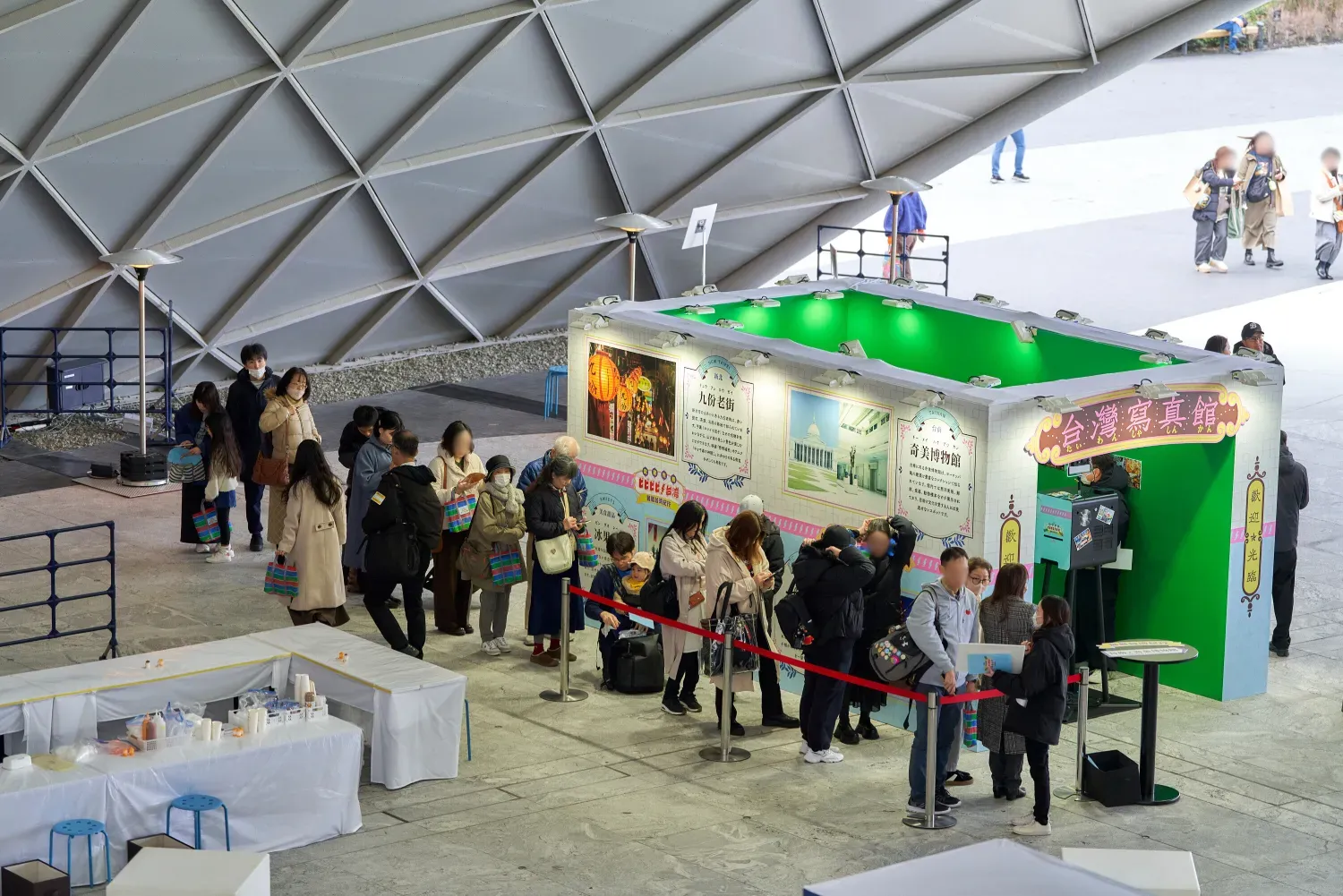 人が並んでいる様子が写った写真。台湾の写真館のようです。