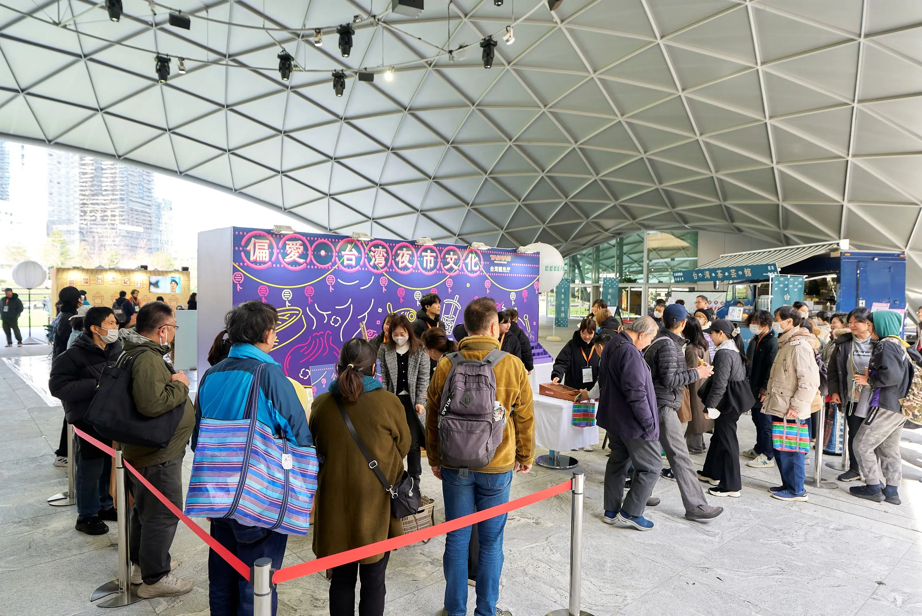 台湾夜市文化イベントの様子。多くの人々が集まり、出店や展示を楽しんでいる様子が写っています。