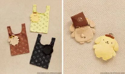 ポムポムプリンの折り畳みエコバッグが写った画像です。エコバッグは、茶色、黄色、黒色の3色で、それぞれポムポムプリンの顔がモチーフになっています。エコバッグを折りたたんだ状態のポムポムプリンのぬいぐるみも写っています。