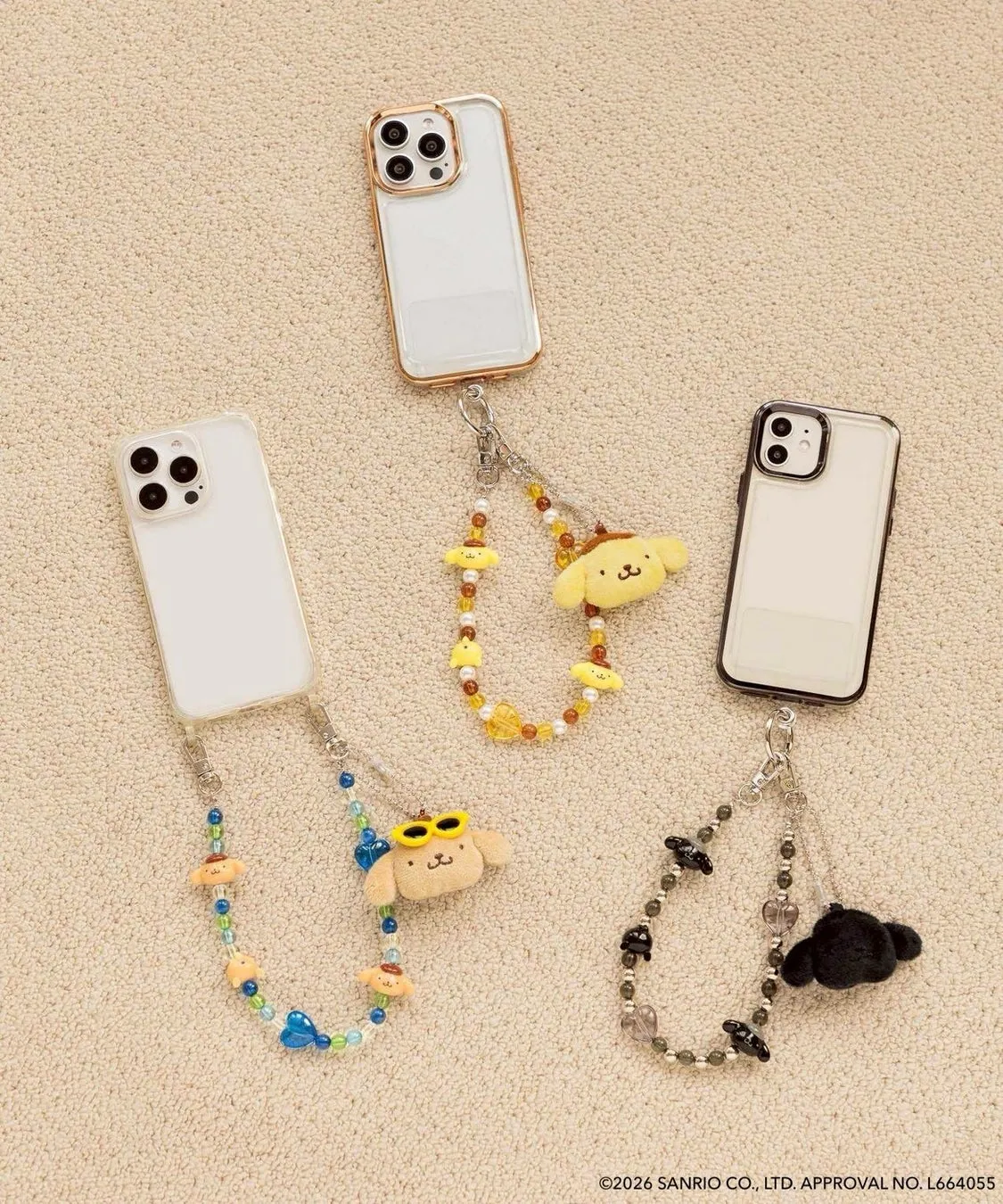 スマートフォンケースに取り付けられた、サンリオキャラクターのチャームがついたストラップの写真。様々なデザインのストラップと、iPhoneケースが写っています。