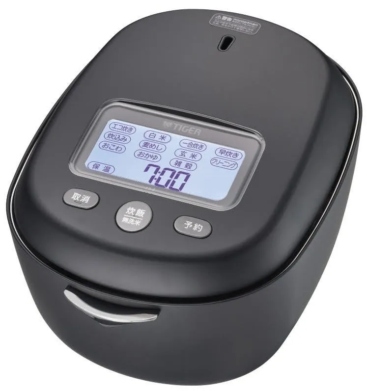黒色の炊飯器のクローズアップ画像です。前面には、さまざまな調理オプションとタイマーが表示されたデジタルディスプレイがあります。ディスプレイの下には、メニュー選択と操作用のボタンがあります。炊飯器のブランドロゴはTIGERです。