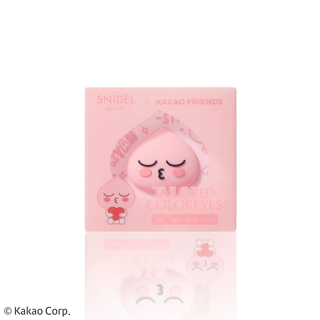ピンク色の化粧品パッケージ。パッケージには、カカオフレンズのキャラクター「アピーチ」が描かれています。上部には「SNIDEL」と「KAKAO FRIENDS」のコラボレーションロゴがあり、下部には「TAILORED COLOREYES」と「K02 Apeach in Love」の文字が見えます。