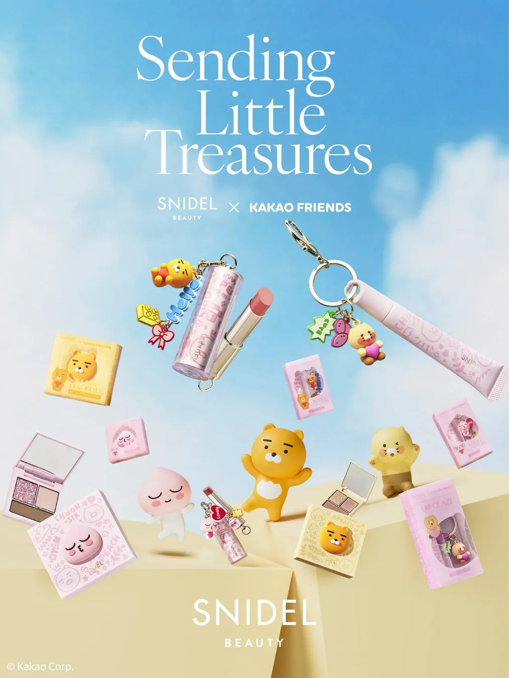 SNIDELとKAKAO FRIENDSのコラボコスメの広告画像。空色の背景に、リップ、アイシャドウ、マスコットなどが配置されています。「Sending Little Treasures」というキャッチコピーが目を引く。