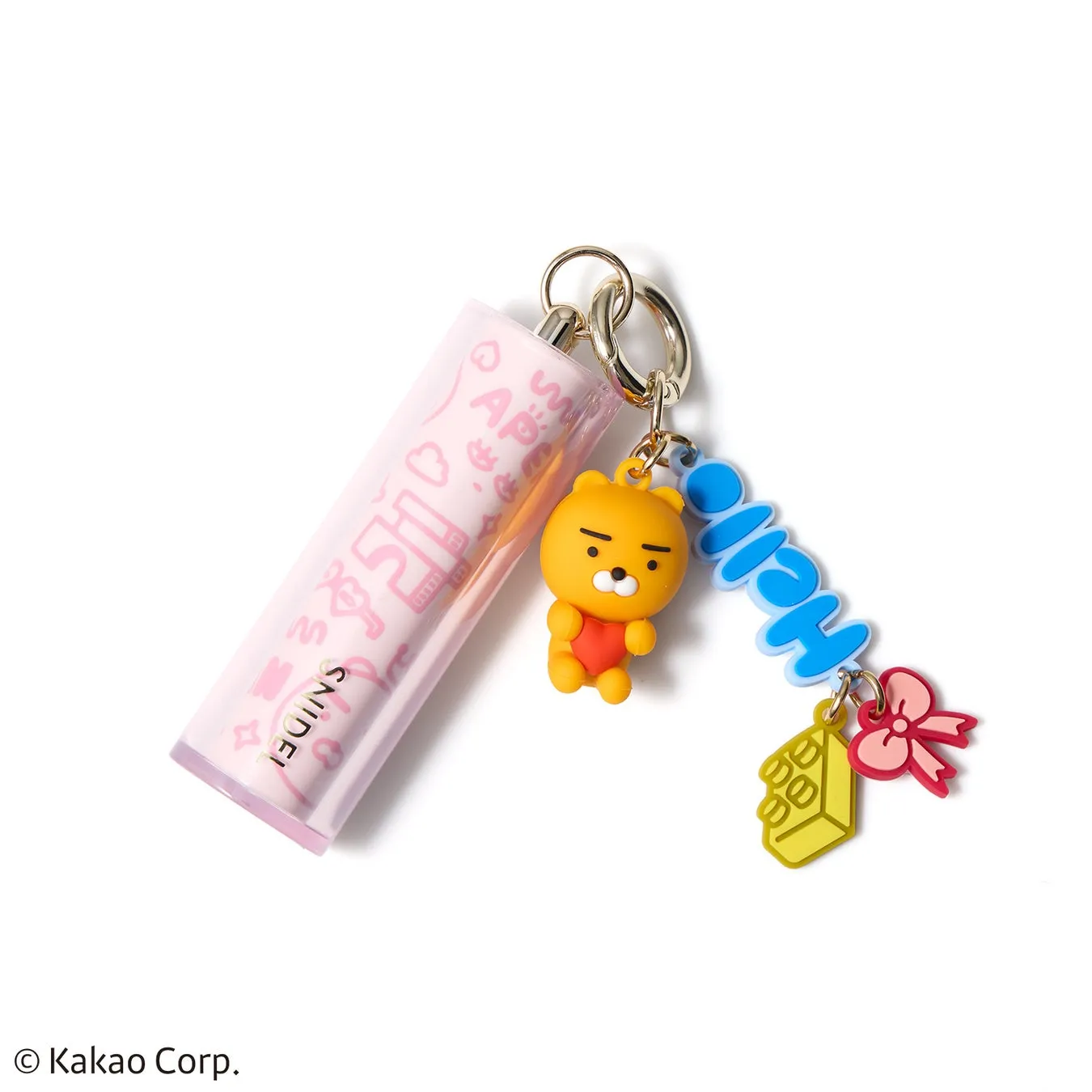 ピンク色のリップスティックと、黄色いクマのチャーム、'Hello'の文字のチャーム、赤いリボンのチャーム、ブロックのチャームが写った写真です。
