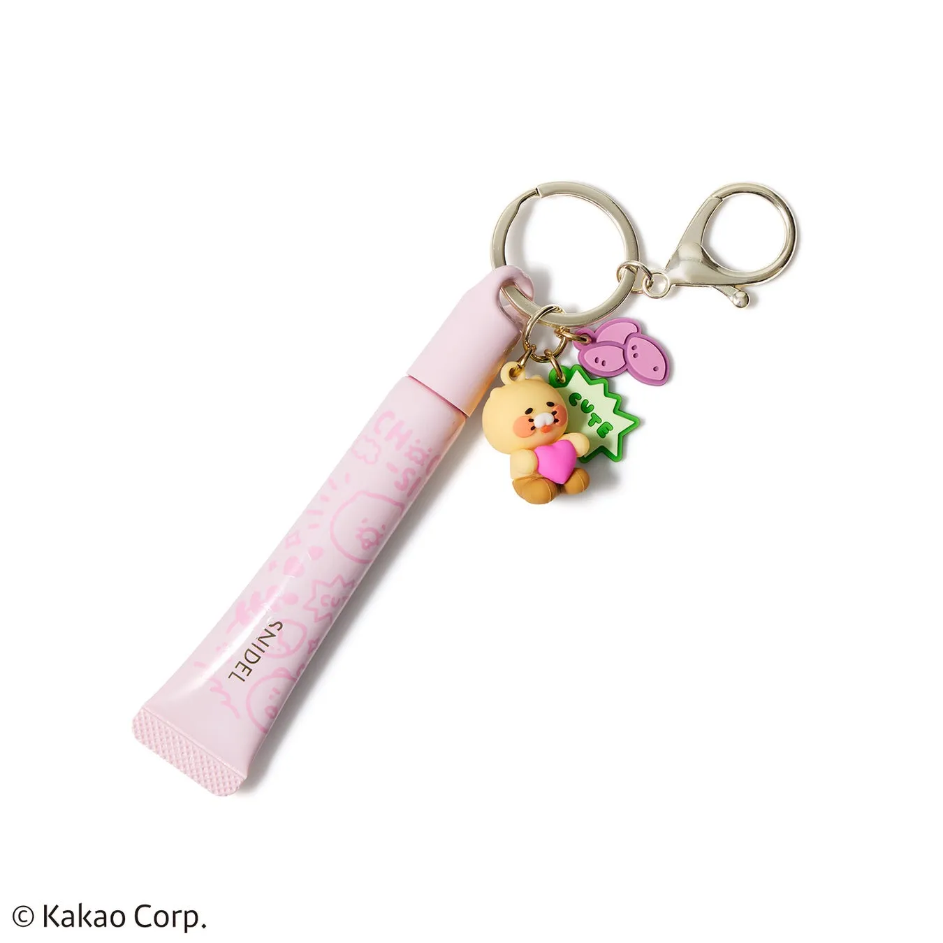 ピンク色のリップクリームのようなキーホルダー。クマのキャラクターと"CUTE"の文字が入ったチャームが付いている。キーホルダーの金属部分は銀色。