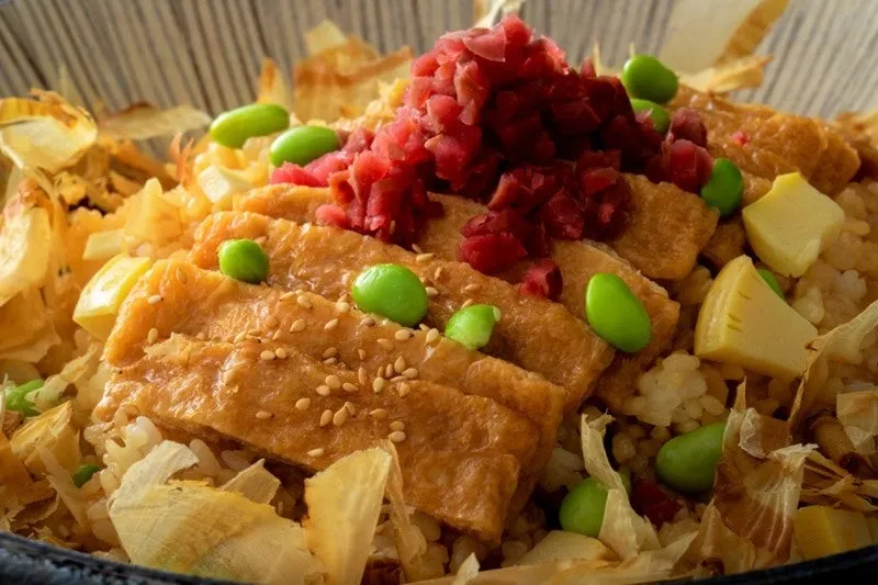 刻み稲荷と枝豆のちらし寿司