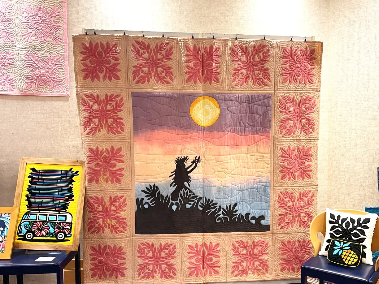 ハワイのキルトとサーフボードのアートが飾られた部屋