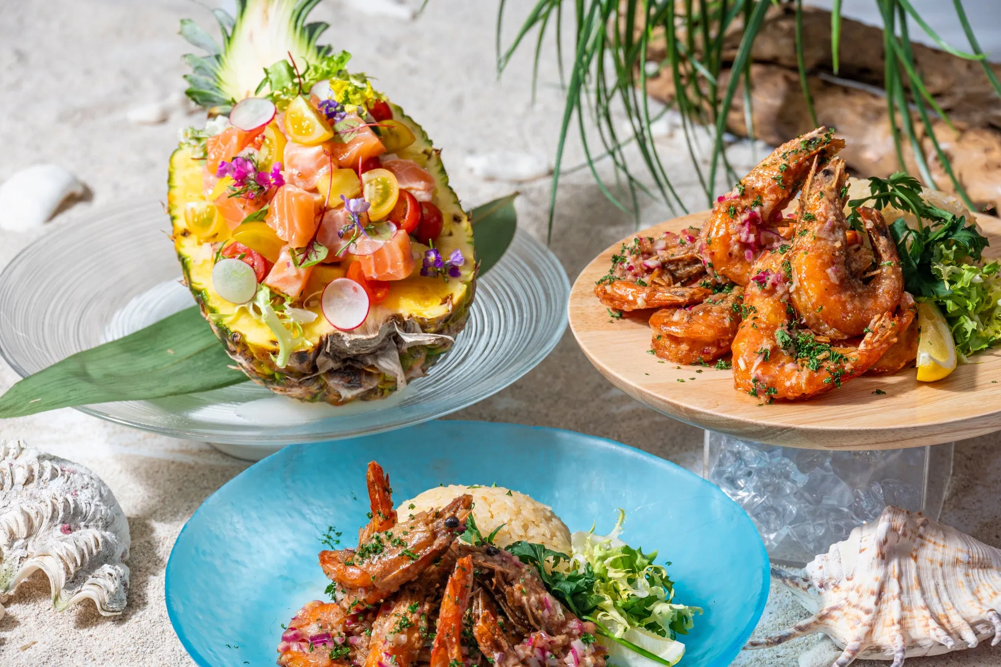 パイナップルに入ったサーモンとエビ料理