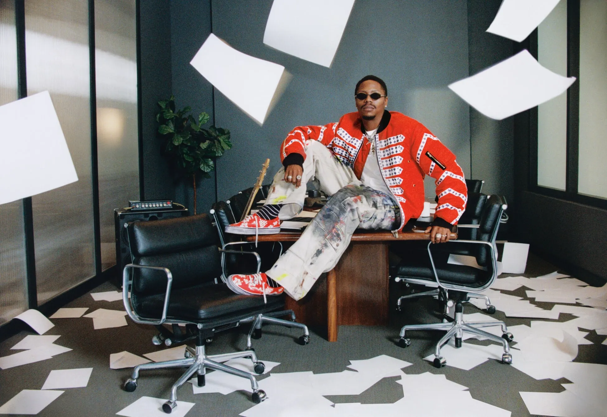 男性がオフィスデスクに座っている