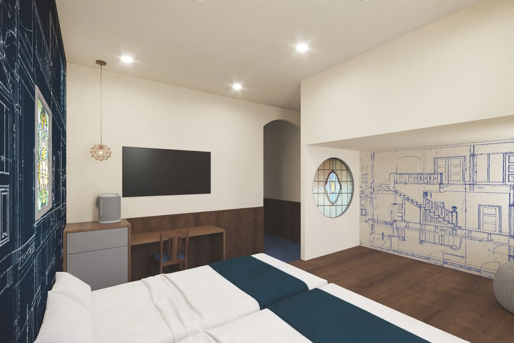 2つのベッドが置かれたホテルの客室。壁には青写真の装飾が施され、窓にはステンドグラスが、壁には丸い窓があります。