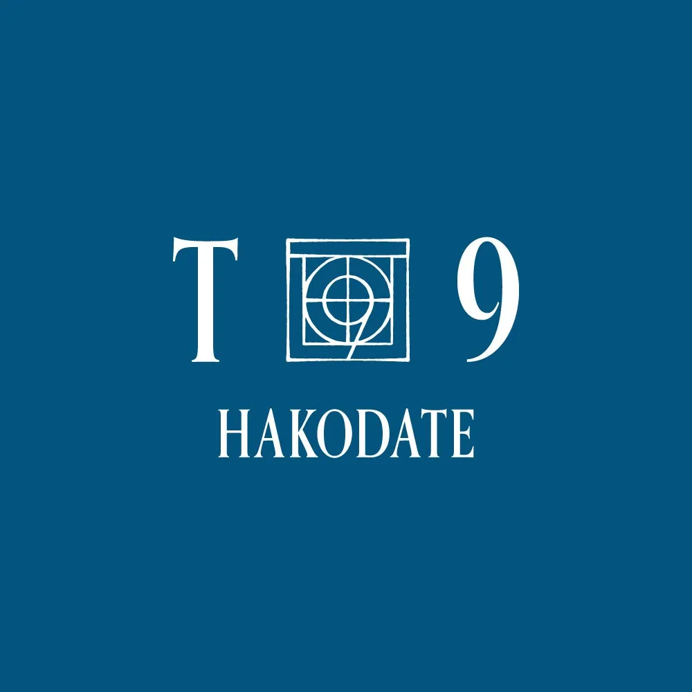 青色の背景に、白い文字で「T 9 HAKODATE」と書かれたロゴマークの画像。