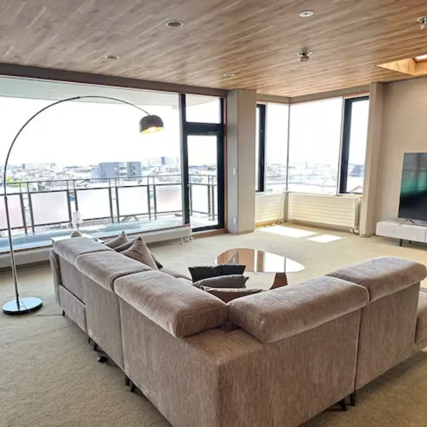 リビングルームの写真です。広い窓から光が差し込み、開放的な空間です。