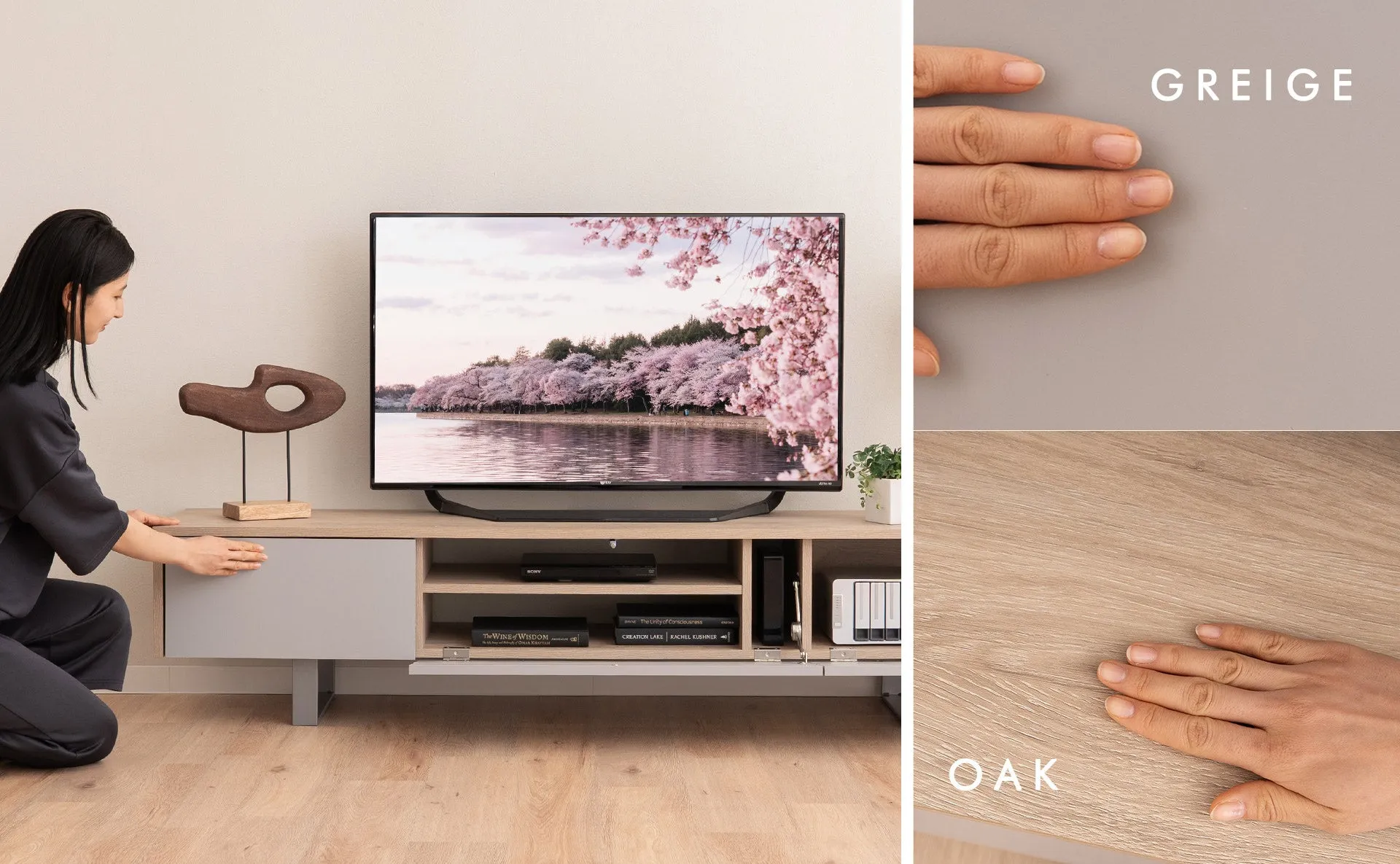 グレージュオークのテレビボードと女性