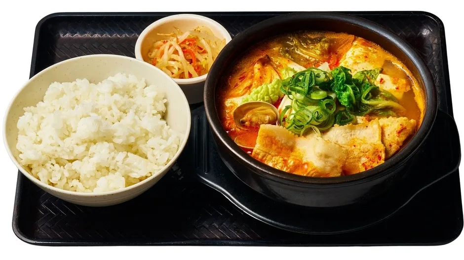 キムチチゲとご飯のセットの画像です。