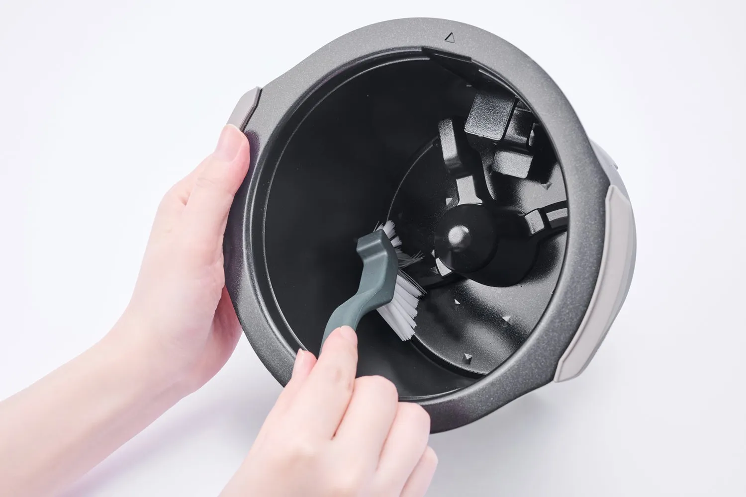 炊飯器の内釜を掃除している様子