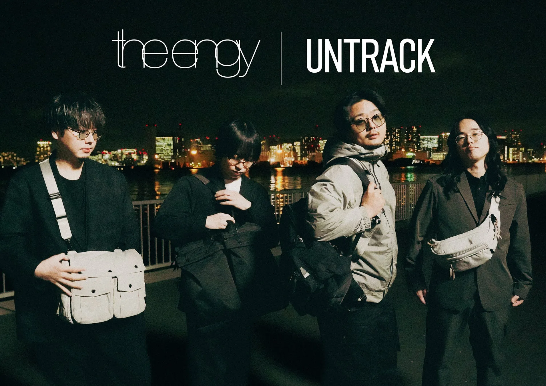 男性4人、夜の屋外、バッグ着用