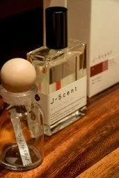 J-Scentの香水瓶。試香ボトルの一部でしょうか