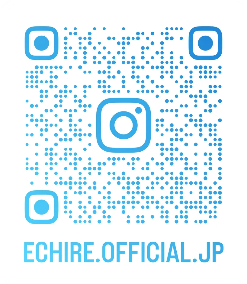 InstagramのQRコードの画像です。中央にInstagramのロゴがあり、その周りにQRコードのパターンが配置されています。下部には「ECHIRE.OFFICIAL.JP」の文字があります。