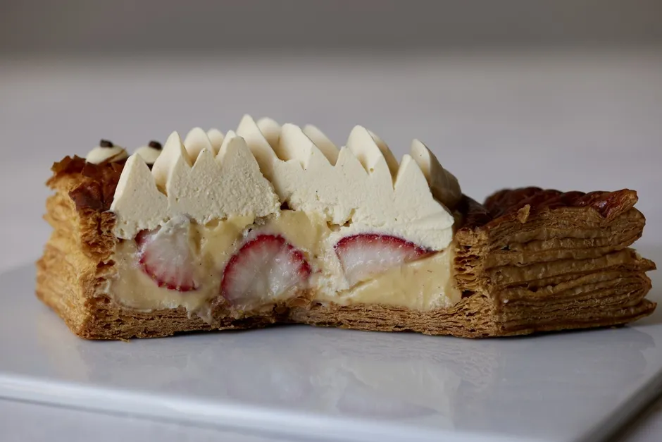 いちごのミルフィーユの断面図。クリームがたっぷりかかっている。