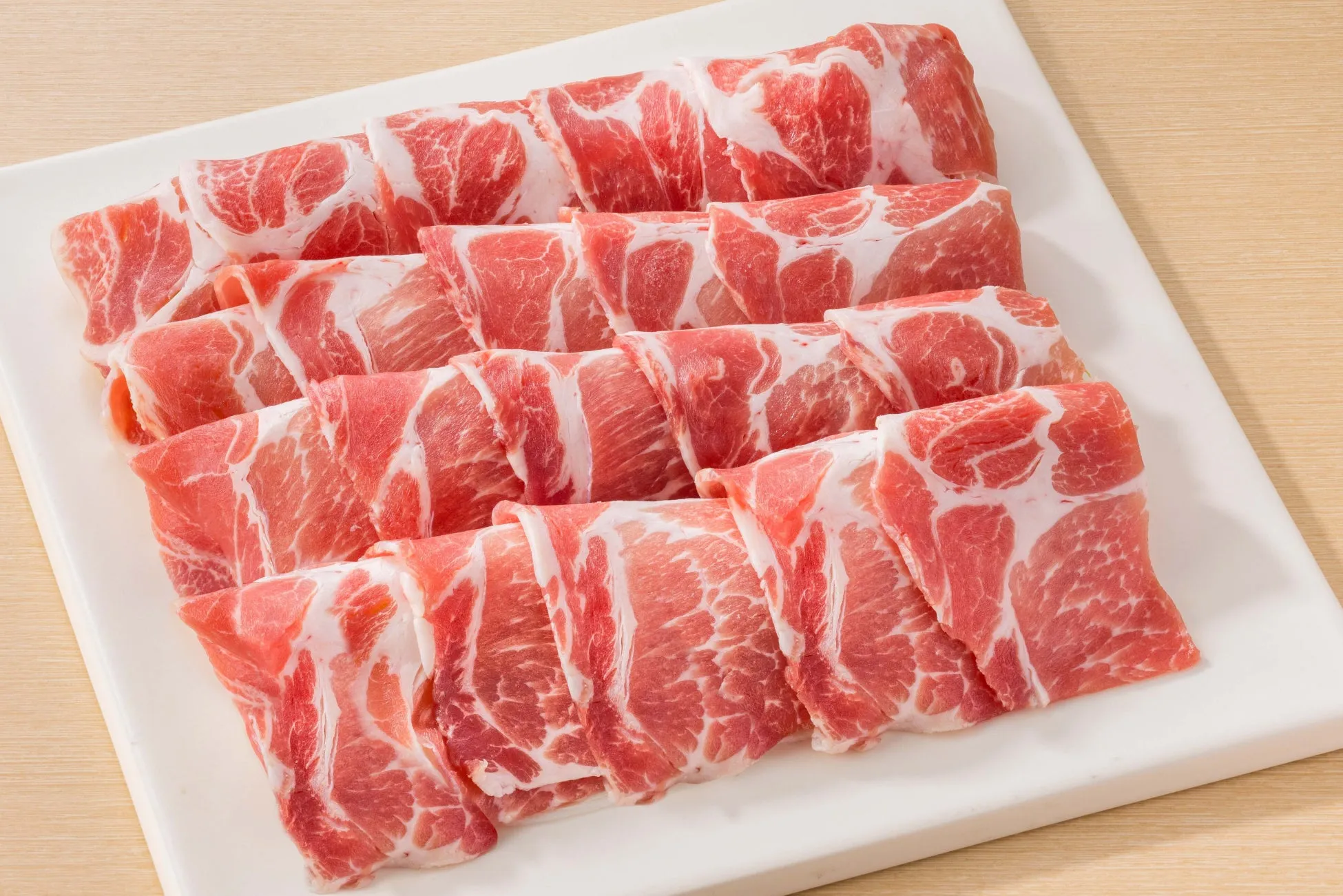 豚肉の薄切りが白いお皿に並べられた写真です。