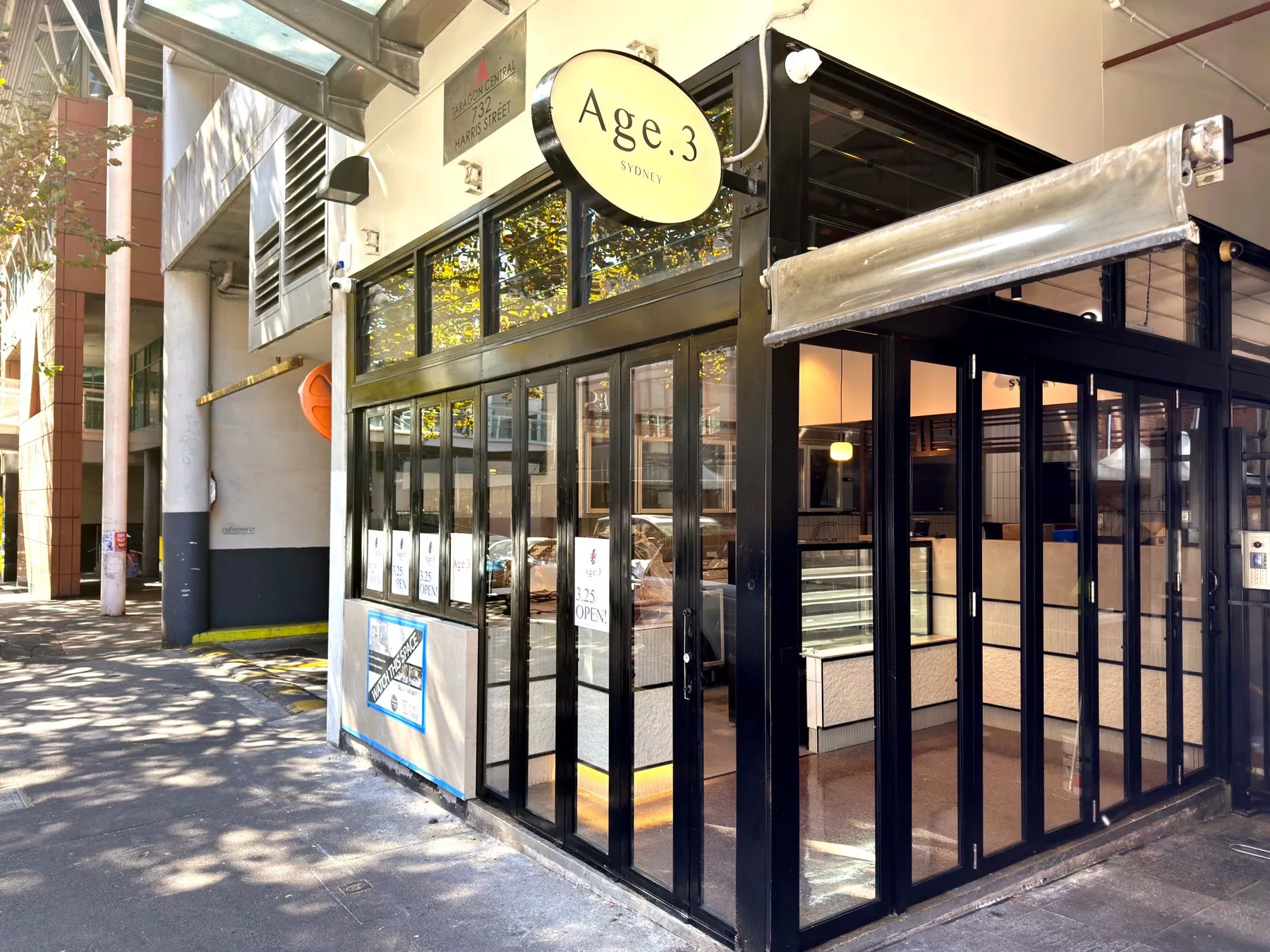 Age.3というカフェの外観を写した写真です。店の看板には「Age.3 SYDNEY」と書かれています。