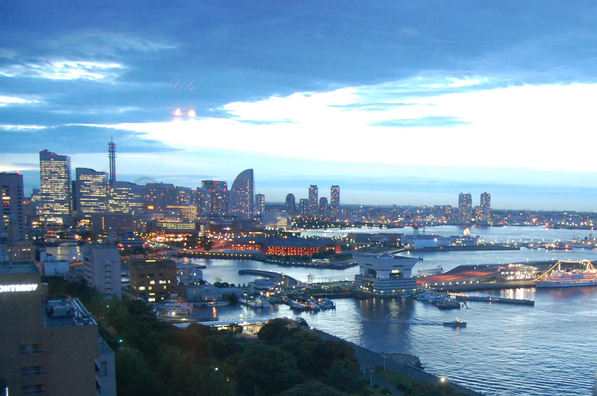 夜の横浜の街並み