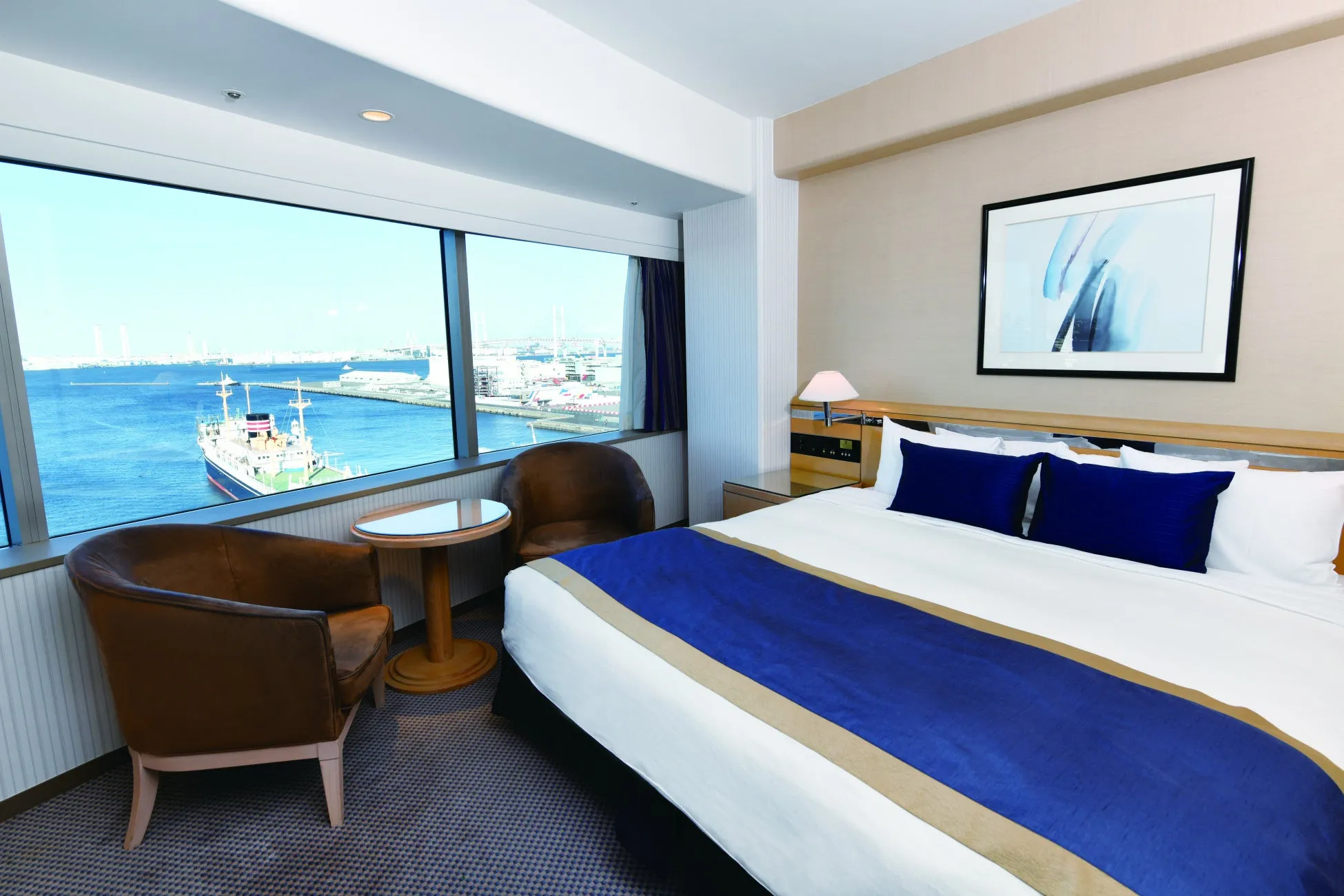 窓から海が見えるホテルの客室