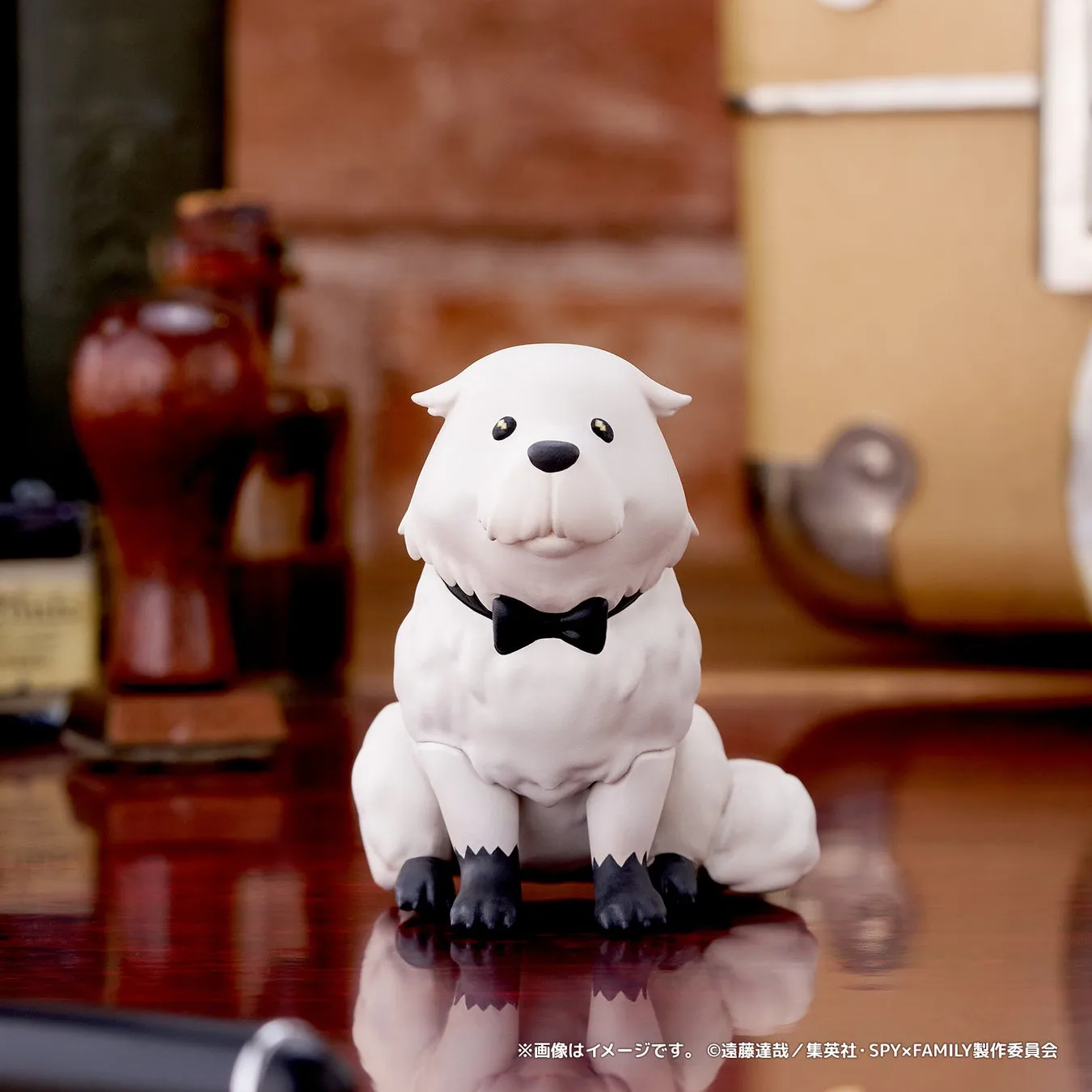 白い犬のフィギュア