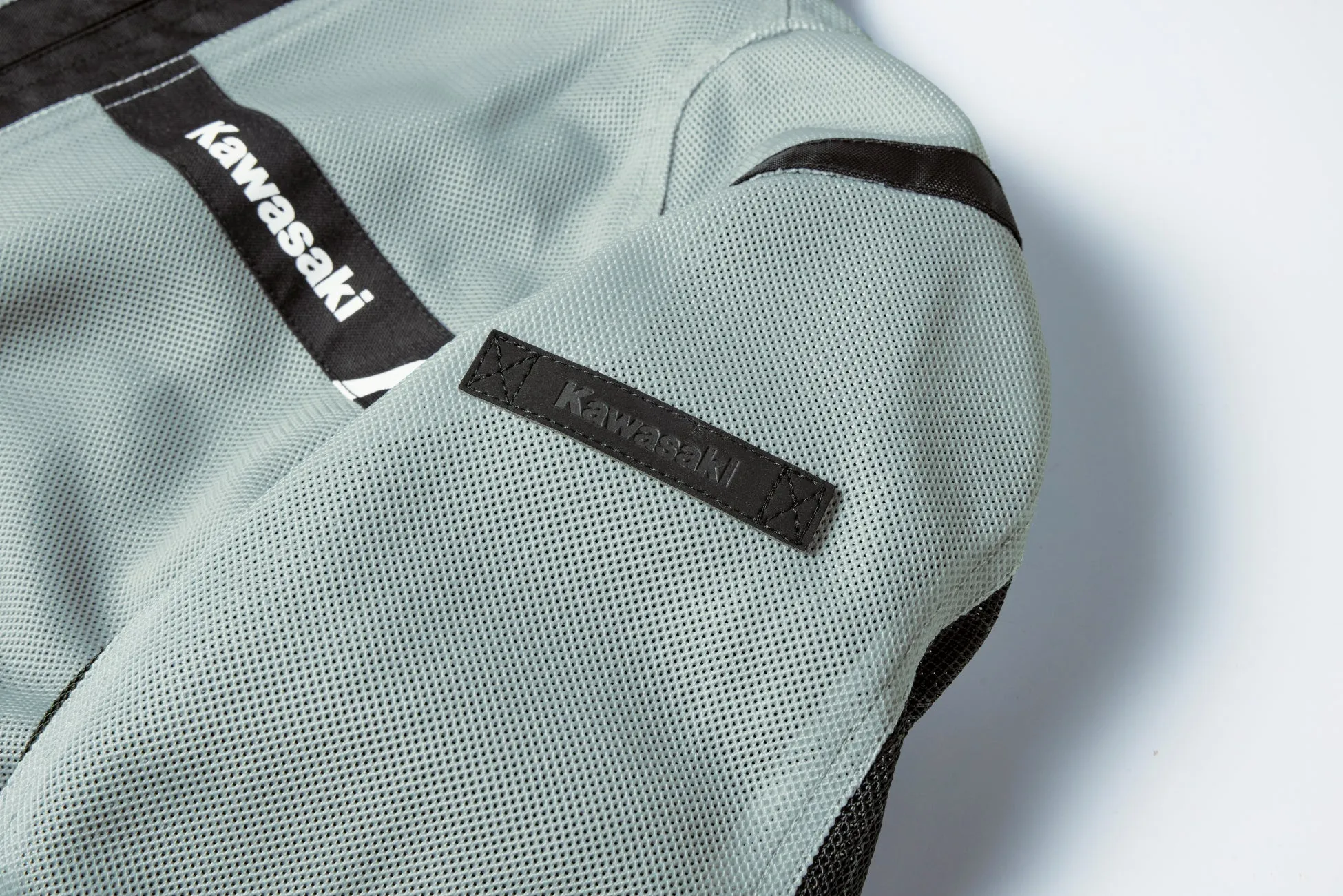 カワサキ サマーメッシュジャケット (グレーロゴクローズアップ)