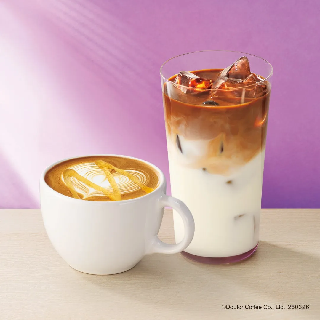 ラテアートが施されたホットコーヒーと、氷が入ったアイスコーヒー