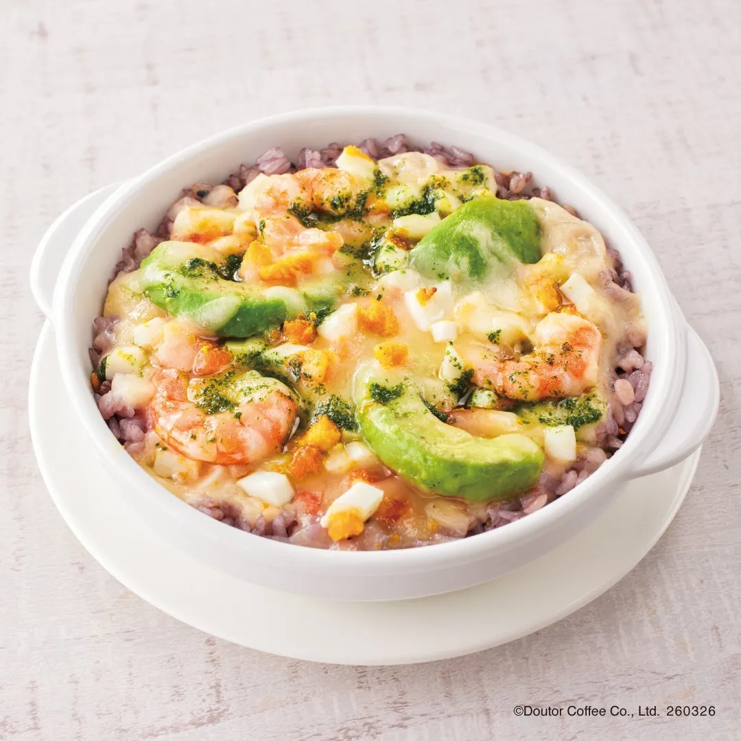 アボカドとエビがトッピングされた、紫米の上に盛られた料理の写真です。