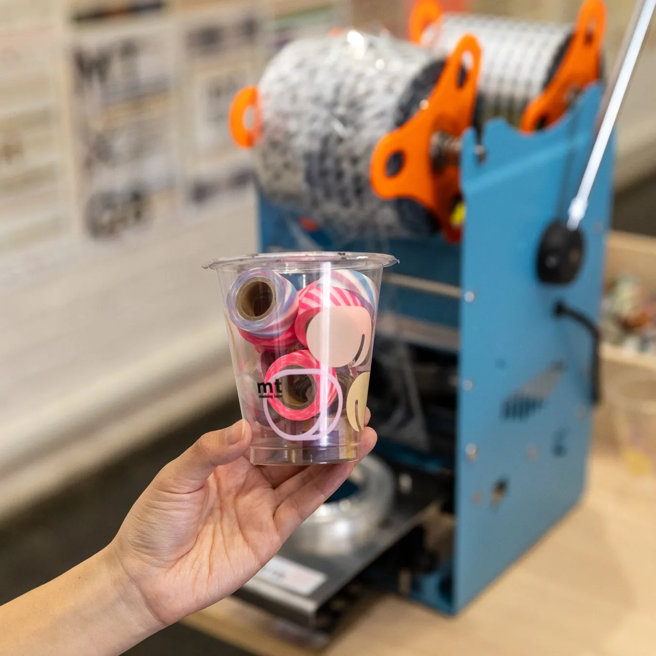 透明なプラスチックカップに入ったマスキングテープ