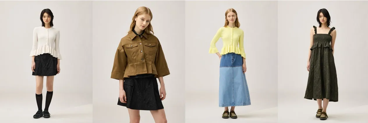 4人の女性が様々な服を着て立っている画像